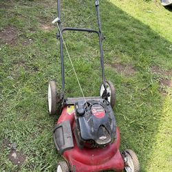 Needs a blade!! Yard Machines  21-inch Briggs & Stratton 675