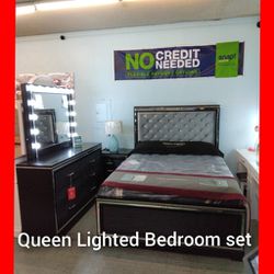 😍 Beautiful Lighted Queen Bedroom Set 