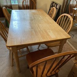 Kitchen / Dining Room Table With Chairs