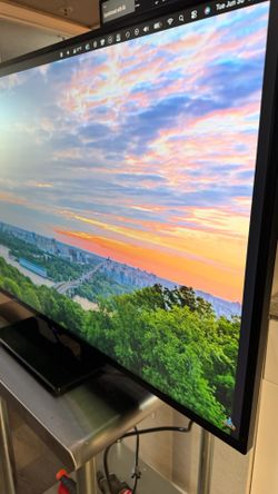 LG 43-inch LG 43UN700-B monitor with Swivel stand