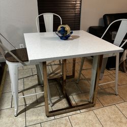 Small Sparkling Quartz Dining table Gold Base 300$