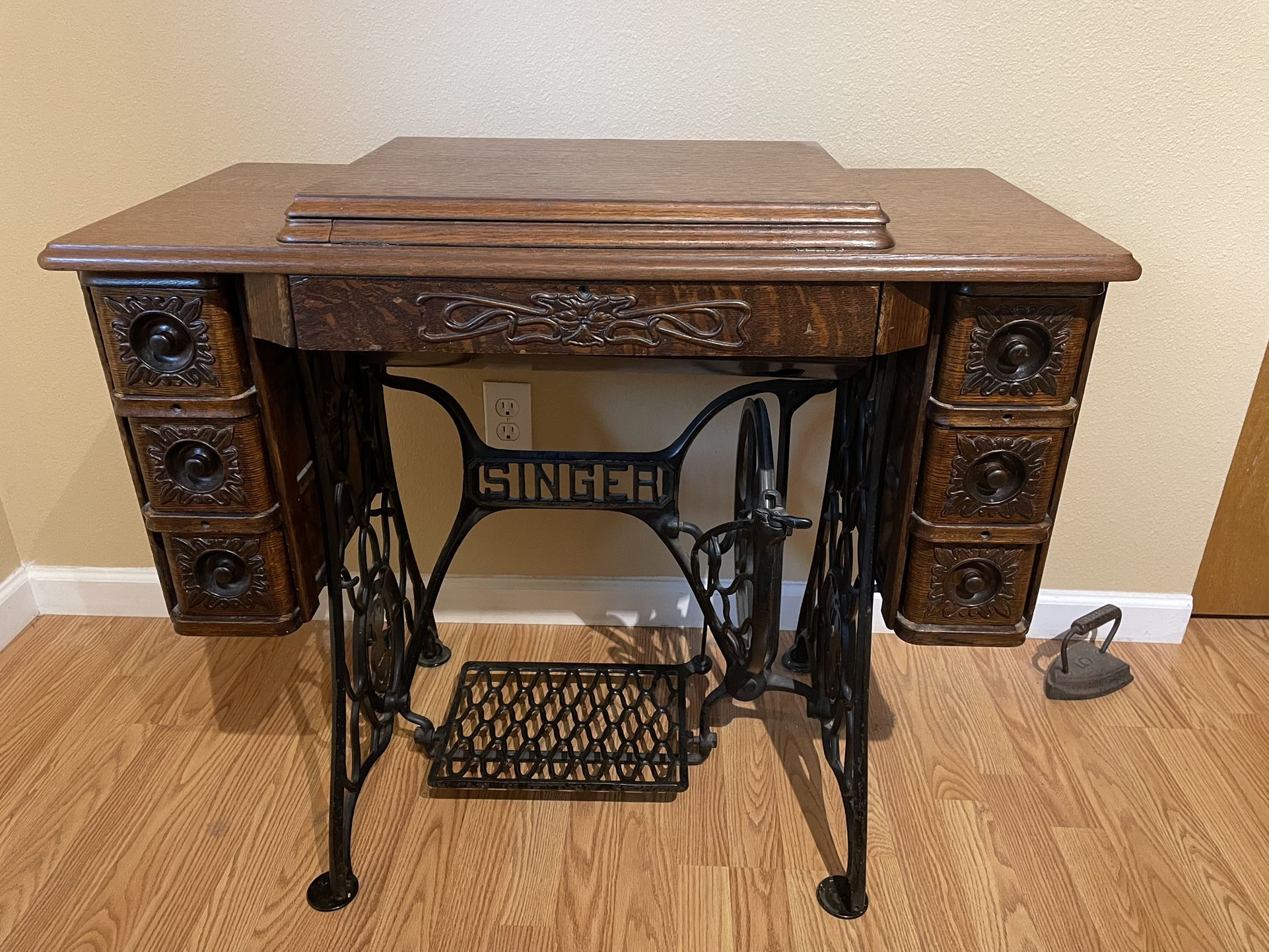 Antique Singer Treadle Sewing Machine 1914 Red Eye