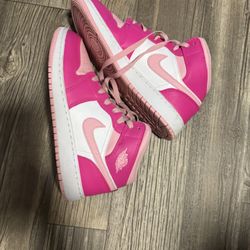 PINK NIKE SHOES