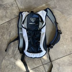 🎒 Water Buffalo Hydration Backpack – Lightweight & Durable 💧  Perfect for hiking, biking, running, or outdoor adventures! This hydration pack is des
