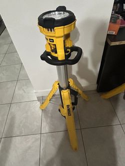 DEWALT 20V MAX tripod light (tool only)
