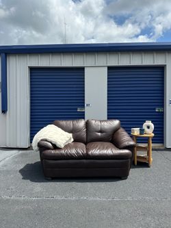 Espresso Brown Leather Pillow-Top Loveseat – Pristine Condition (FREE delivery)