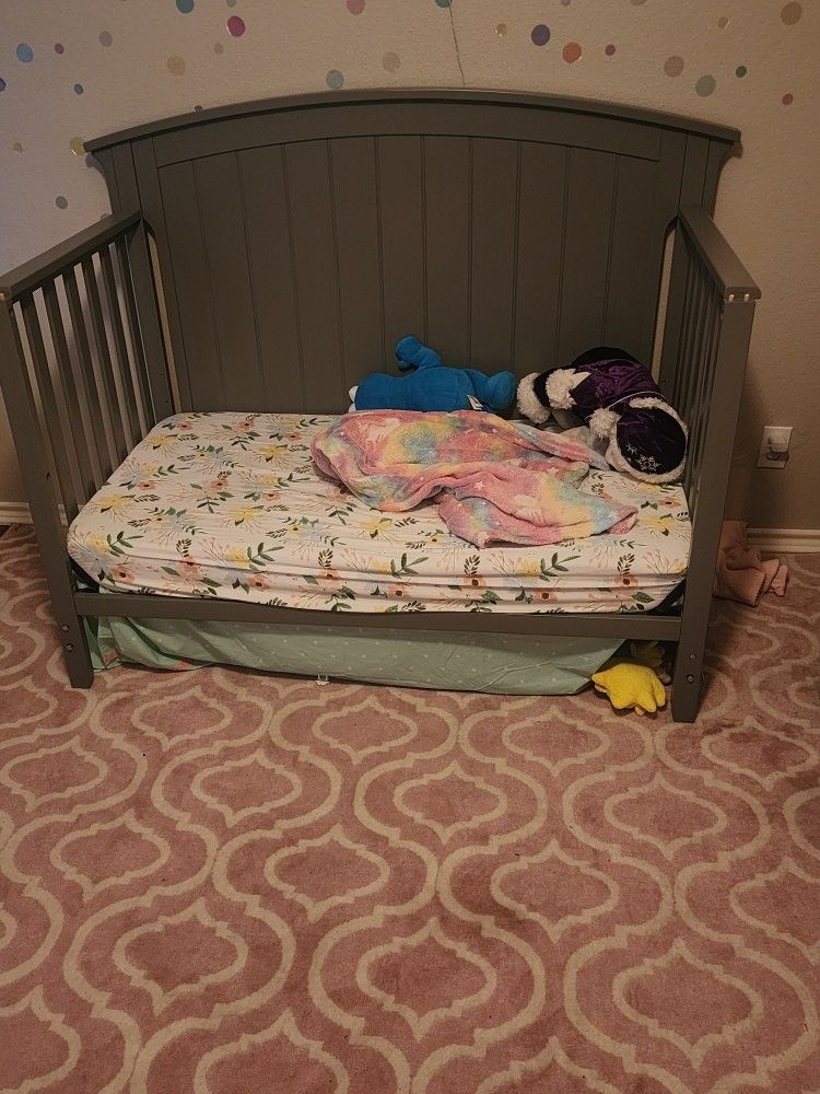 Baby Crib/ Toddler Bed