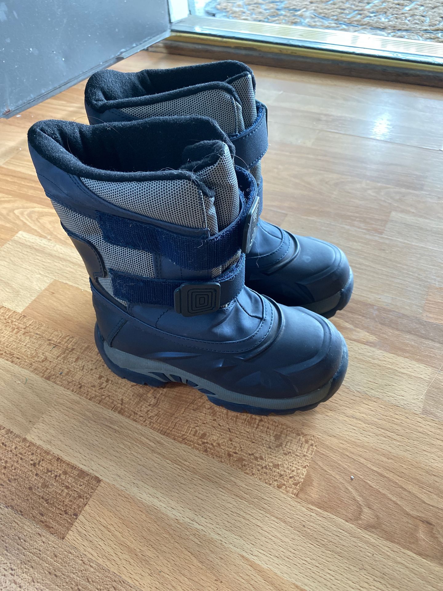 Little kid boy age 6-7 snow boots size 12