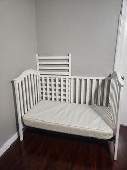 Convertible crib/bed