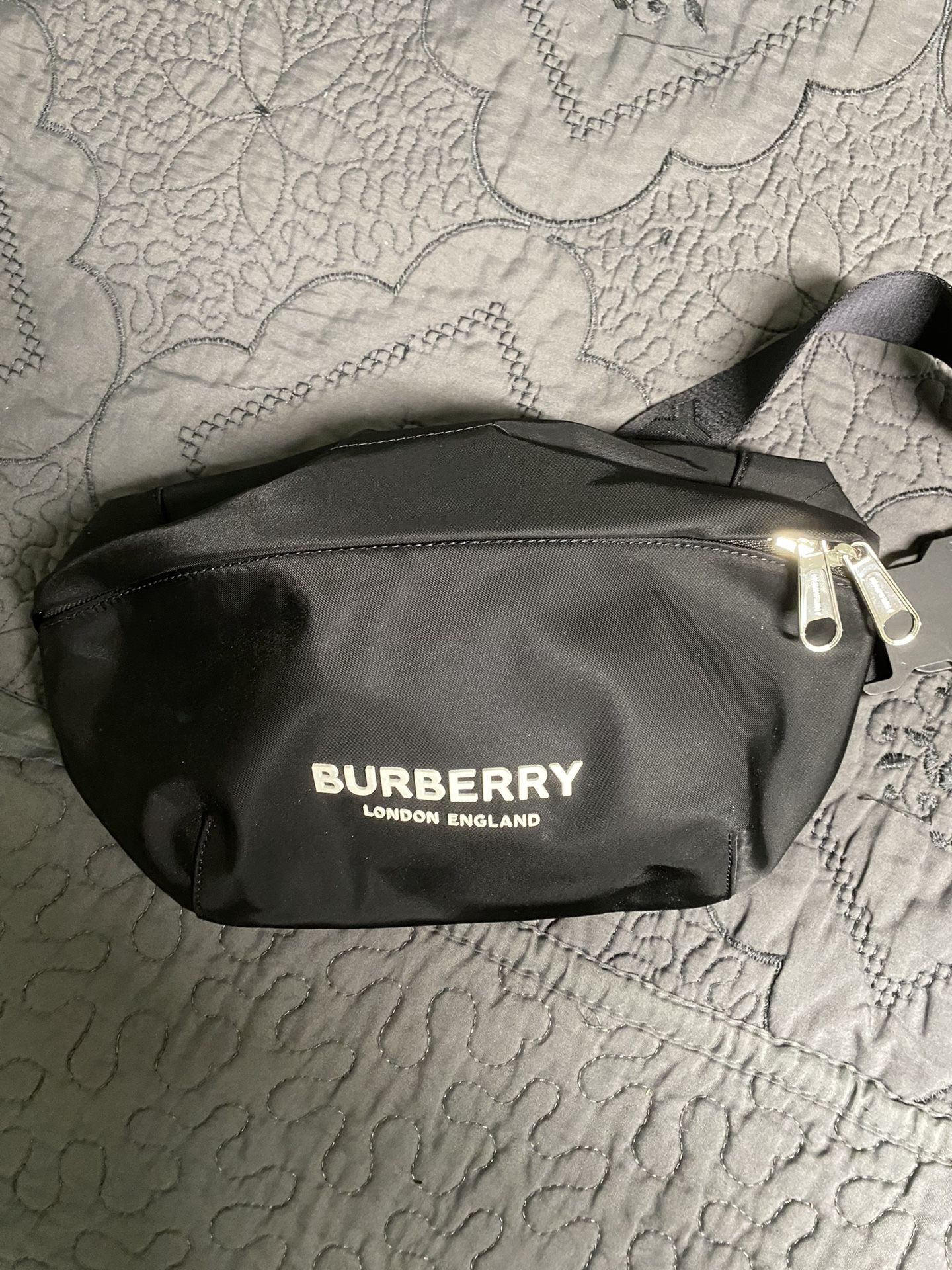 Burberry Logo Print Nylon Sonny Bum Bag Black/White for Sale in Los  Angeles, CA - OfferUp