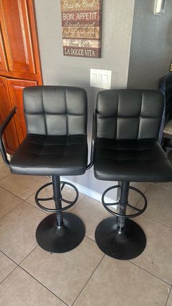 Set of 2 Black Faux Leather Bar Stools | Juego de 2 Bancos de Bar Negros de Cuero Sintético