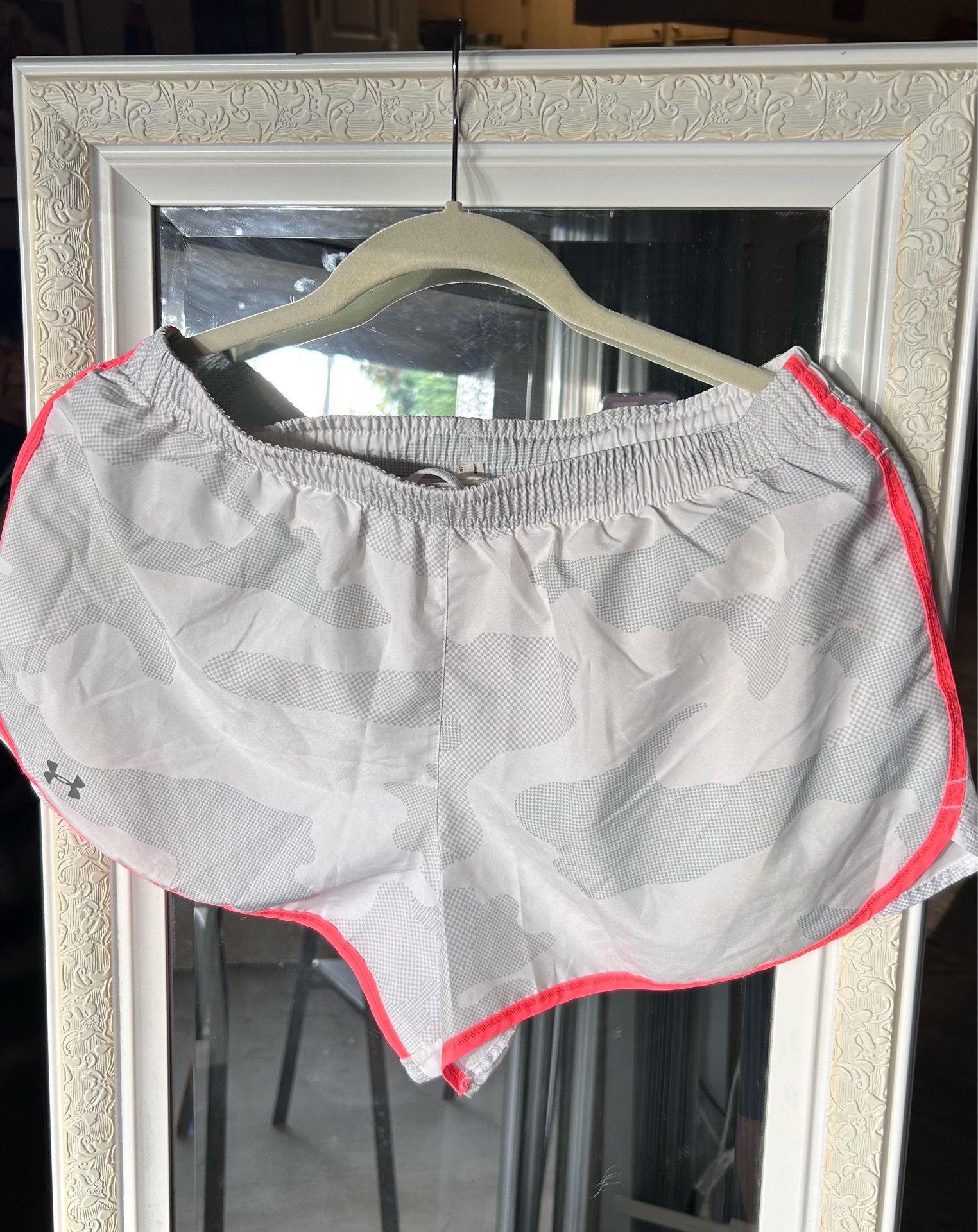 Under armour women’s shorts - m