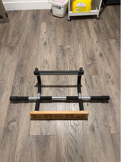 Pull up bar with hang board