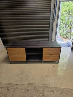 Modern TV Stand / Media Console – Excellent Condition
