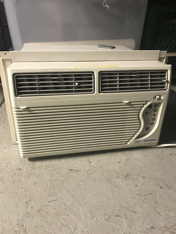 Fedders Window Air Conditioning Unit w/ Remote 8000btu for Sale in