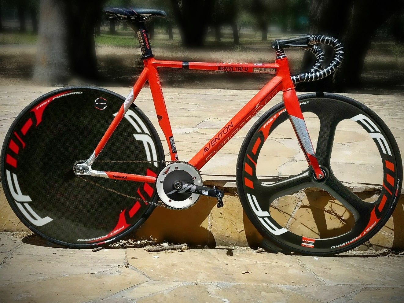 AVENTON DIAMOND LTD TEAM EDITION track/fixed gear bike