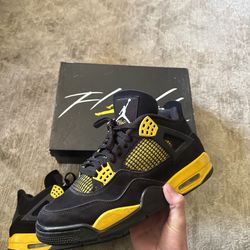 Air Jordan 4 Thunder