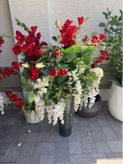 Two big vases with flowers
