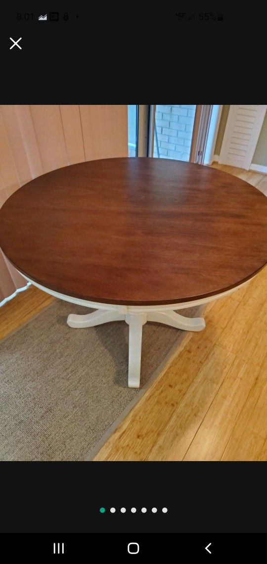 Round Dining Table ( Excellent Condition)