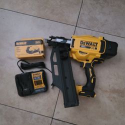 Dewalt Framing Gun With 5.0 Ah Batteries And Charger New