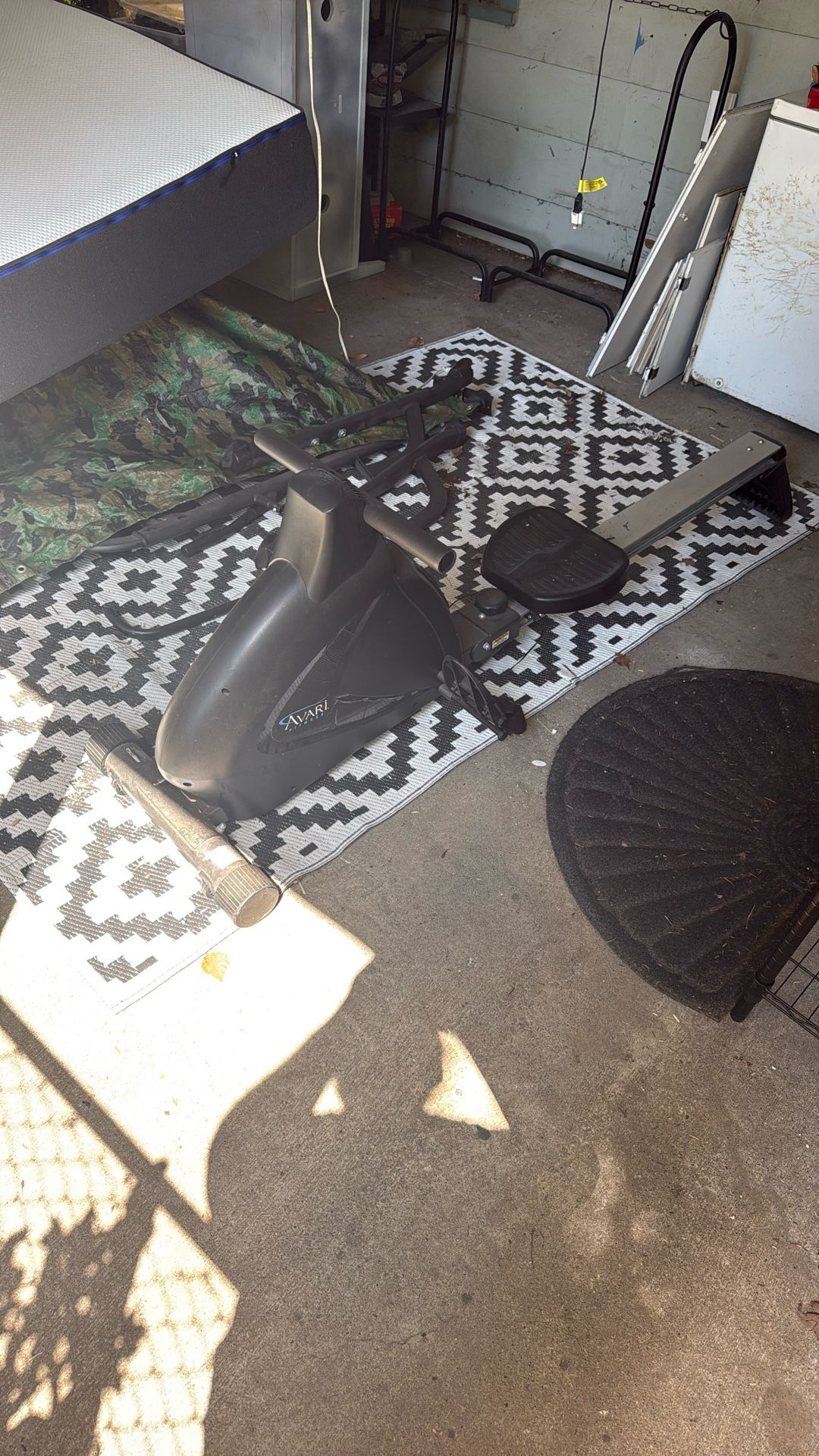 Avari Rowing Machine