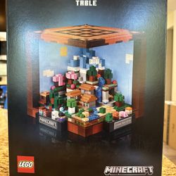 LEGO Minecraft – The Crafting Table Building Set (21265) – Adult Display Set