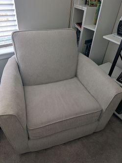 Swivel solo chair