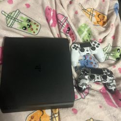 PS4 w/Controllers