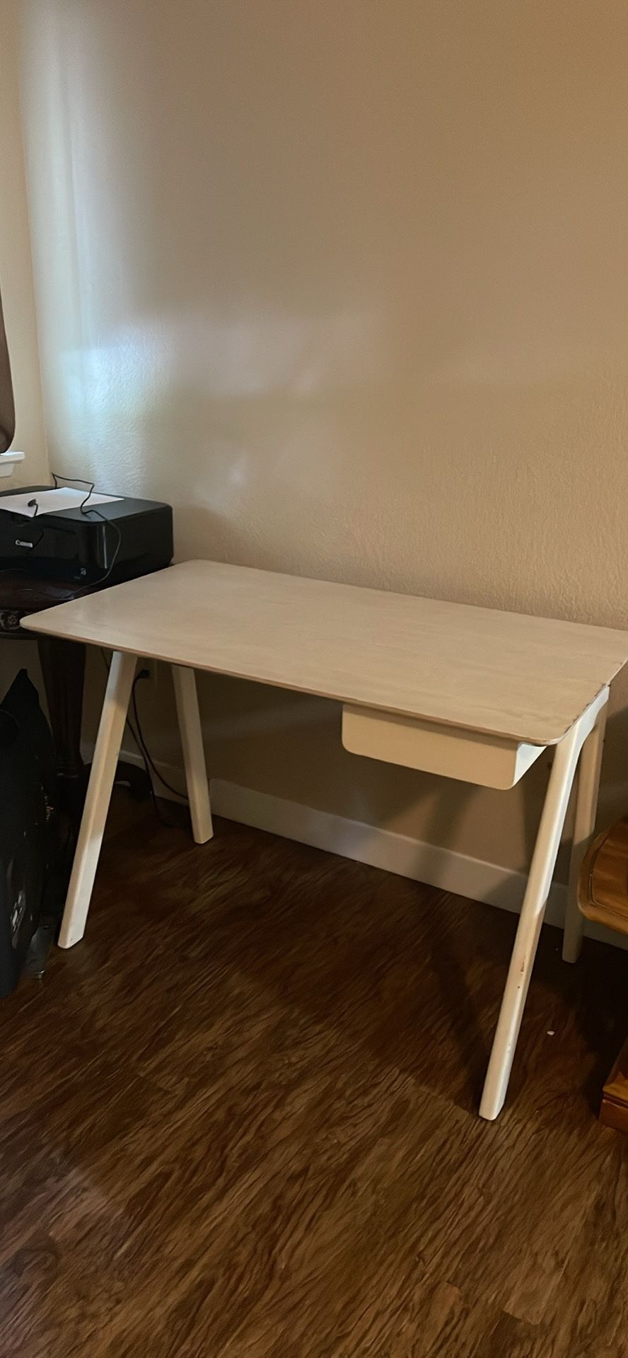 Wood desk with wood grain design