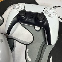 PS5 controllers