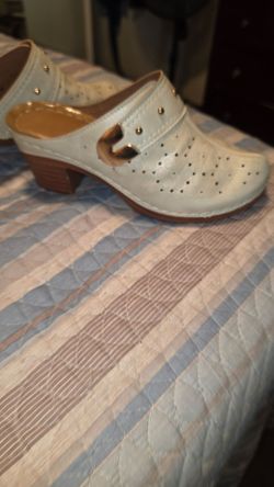 Summer  Shoes. Adorable  white. 7. $10