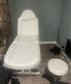 Massage bed or tattoo bed
