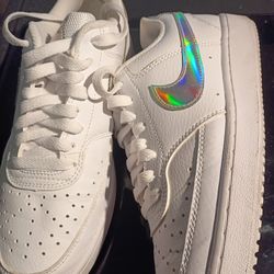 WOMEN  NIKE AIR FORCE 1 METALLIC WHITE LOW TOP CLASSIC SNEAKERS SIZE 8
