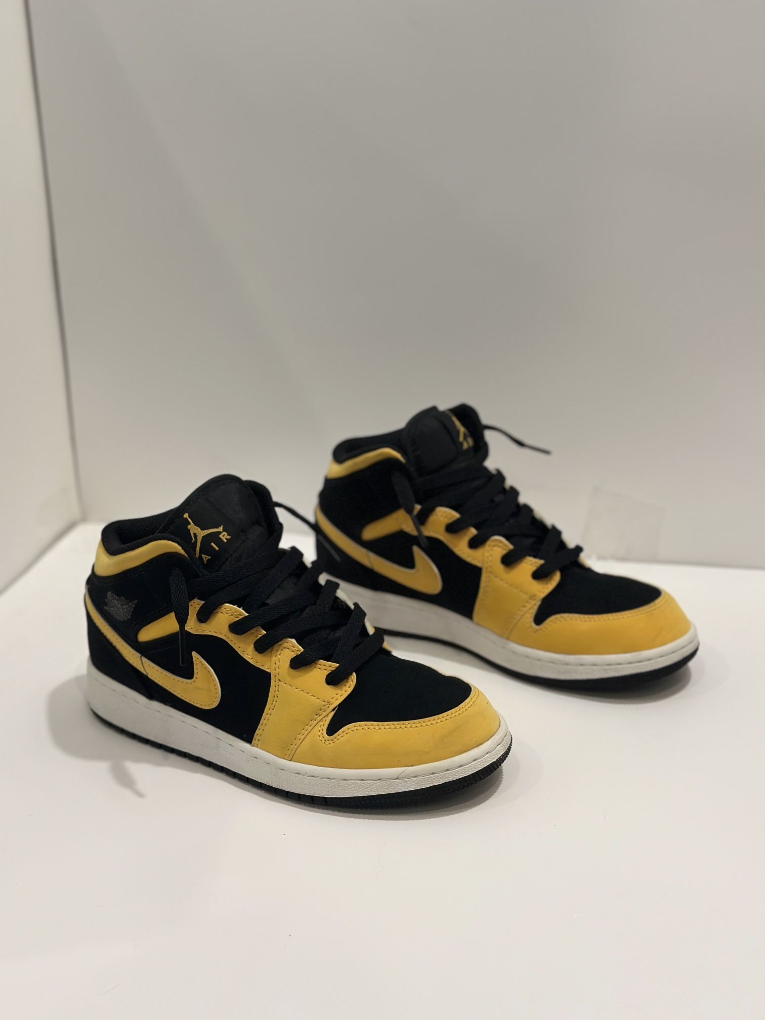 Jordan 1 Mid SE Reverse New Love SIZE 5.5
