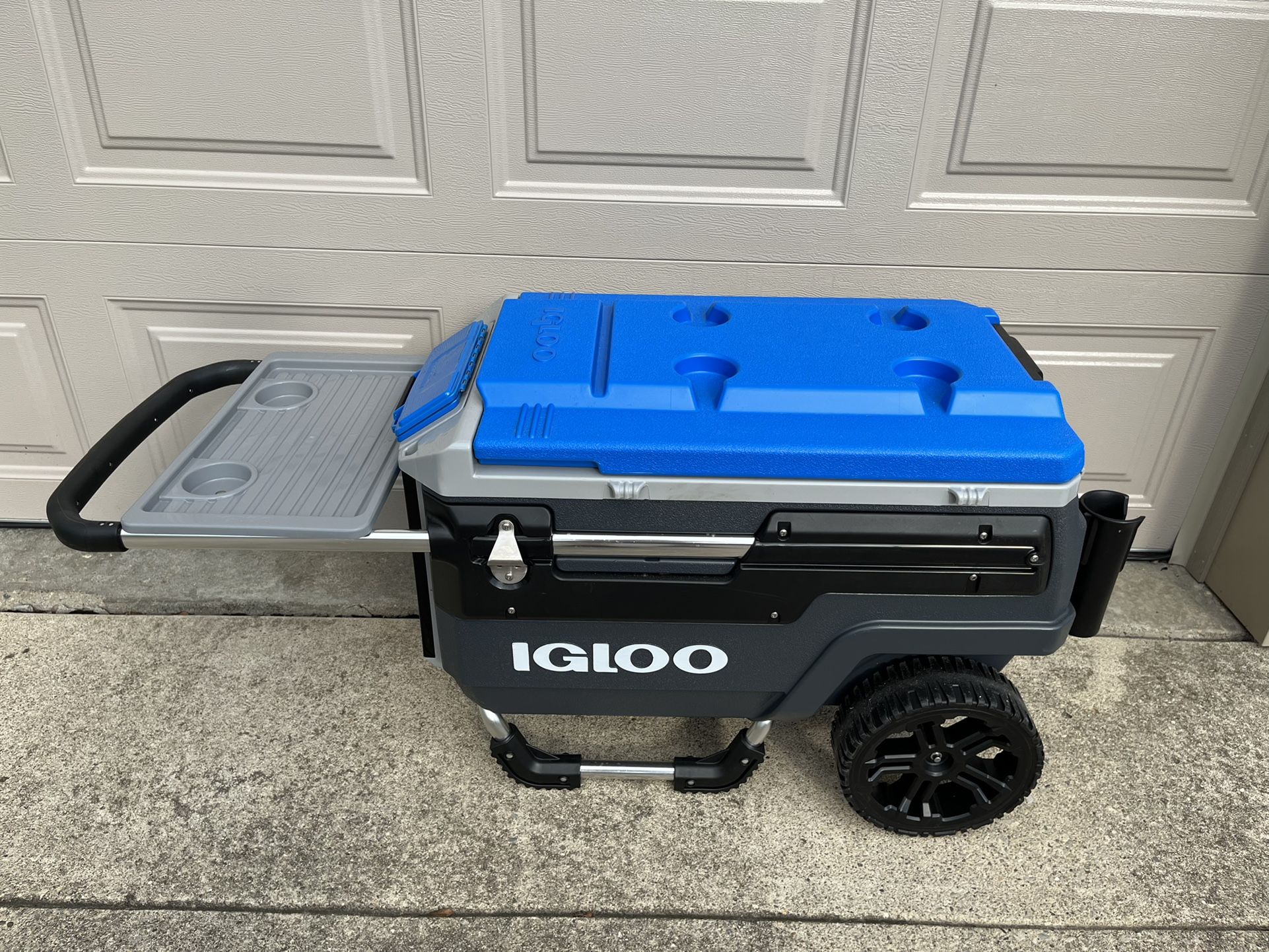 Igloo 70qt Or Holds 112 12 0z Cans On Wheels 