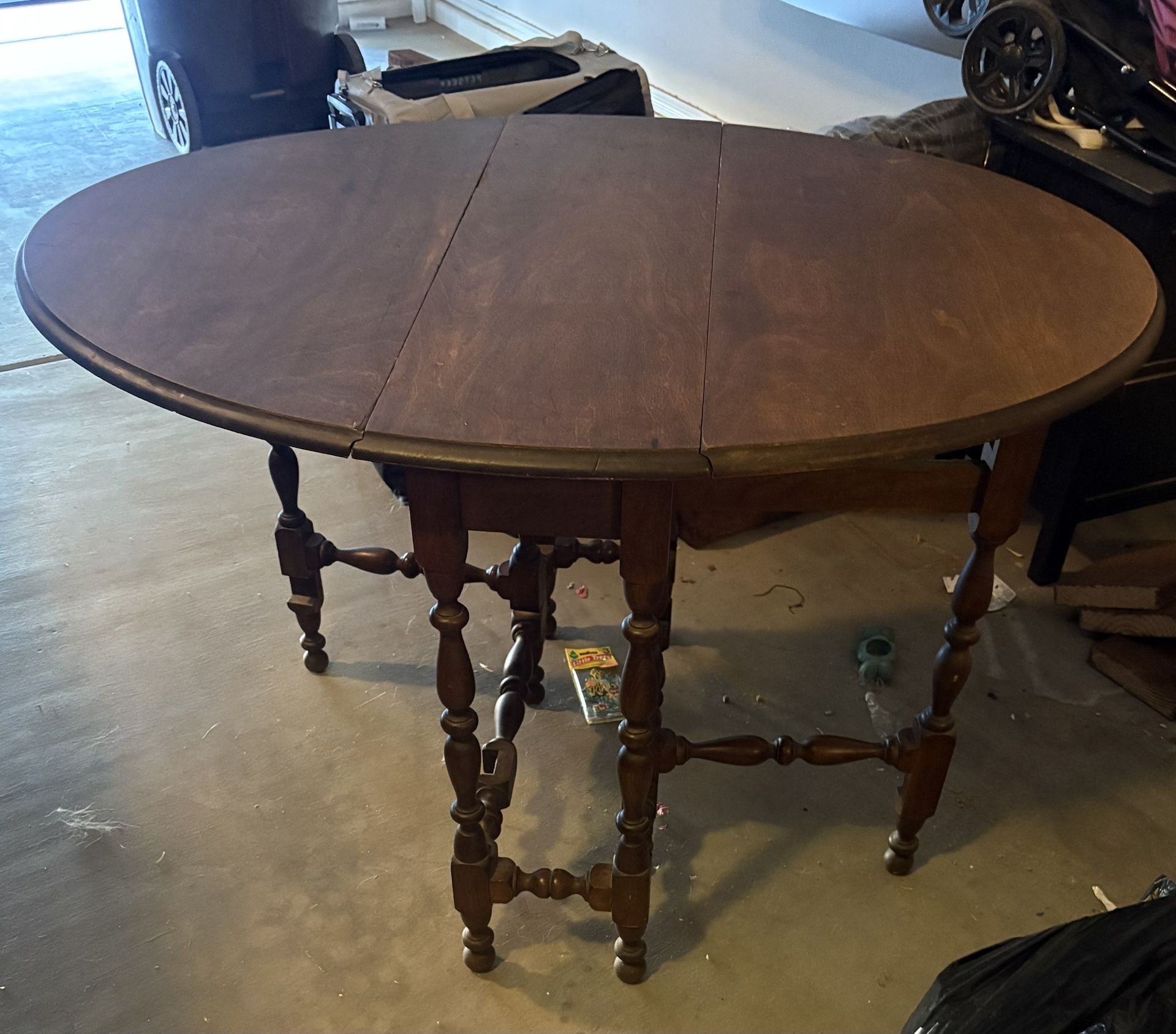 Antique Leaf Gateleg Table In Great Condition