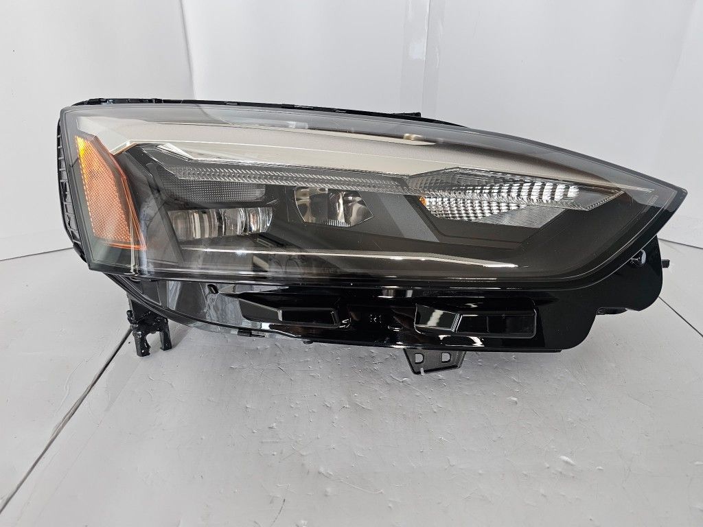 2020-2023 Audi Headlight Passenger Side