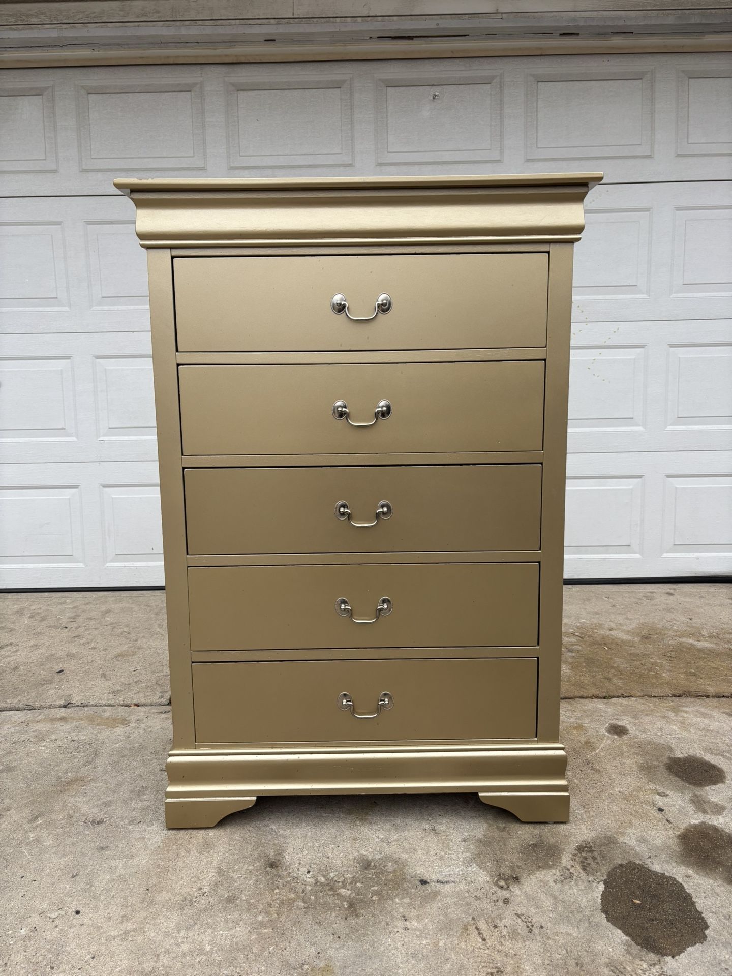 ‼️5 DRAWER GOLD CHEST‼️FOR SALE 225$ OR BEST OFFER‼️GOOD CONDITION🚚DELIVERY AVAILABLE🚚
