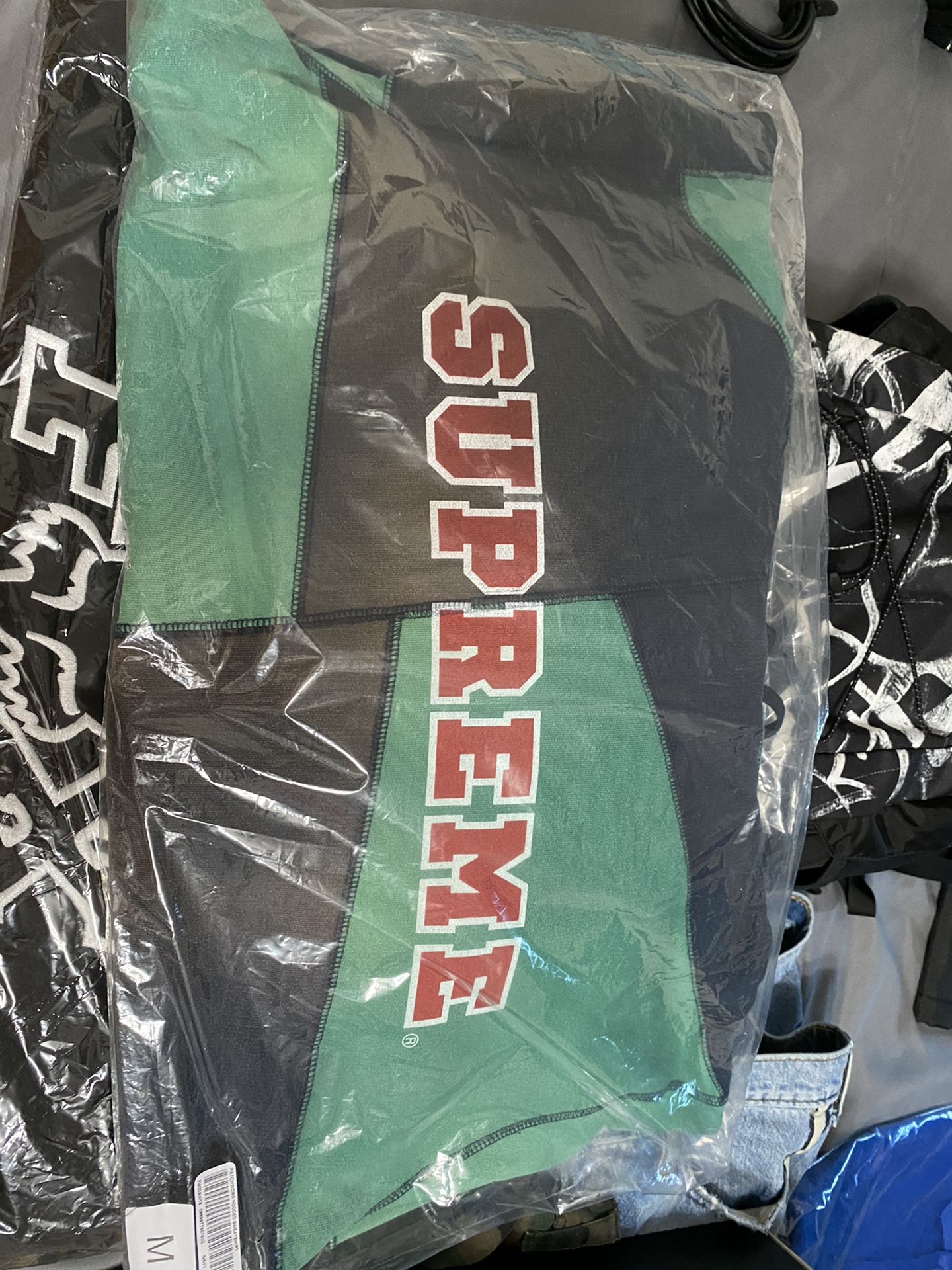 Supreme Hoodie size M NEW