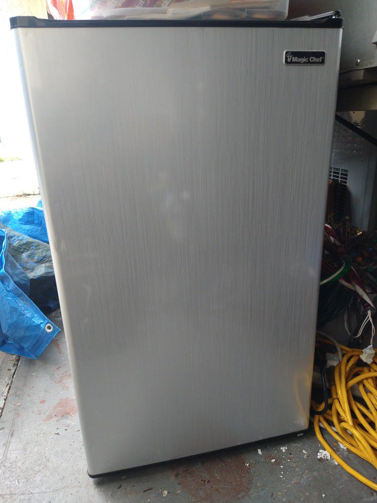 Magic Chef, Compact Refrigerator, Grey, 4.4 Cu. Ft.