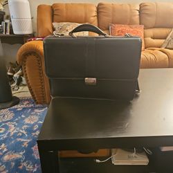 Samsonite brief case, professional and great for work or casual use. Leather and black color and shoulder strap
