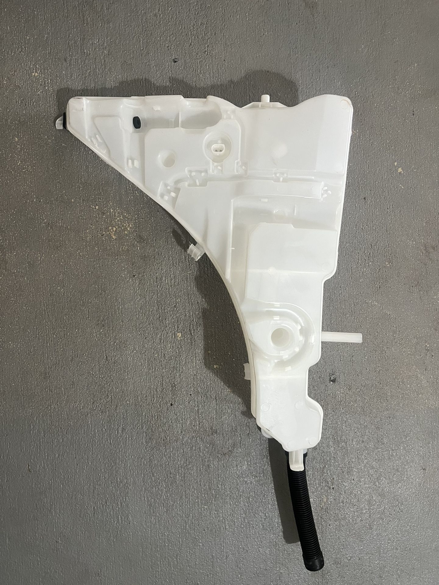 2015-2019 BMW X6 F16 Windshield Washer Fluid Reservoir