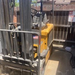 Forklift (For Parts/Fix)