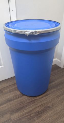 30 gallons Drums barrels plastic stackable with lids and locking band/ring 
Buy 1 or more.
SE HABLA ESPAÑOL