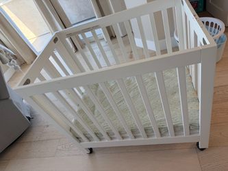 Babyletto folding mini crib