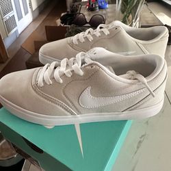 ♥️♥️ Band New Nike tennis shoes, 7 Women