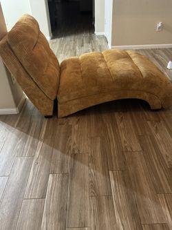 Large Golden/Yellowish Lounger