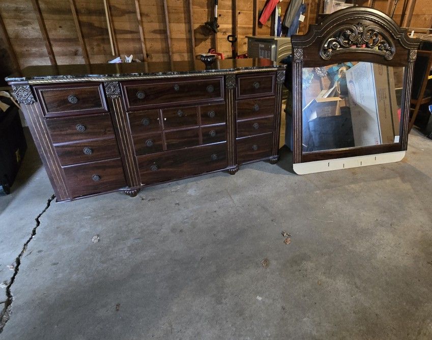Dresser With 9 Drawers And Mirror