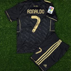 NEW CLUB REAL MADRID RETRO RONALDO KIDS SET! SIZE FOR A 7-8 YEAR OLD ONLY!