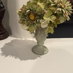 Decorative flower arrangement